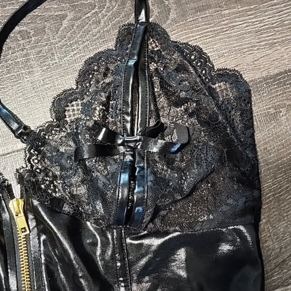 Ann Summers "Tasha" crotchless Teddy - Picture 4 of 5